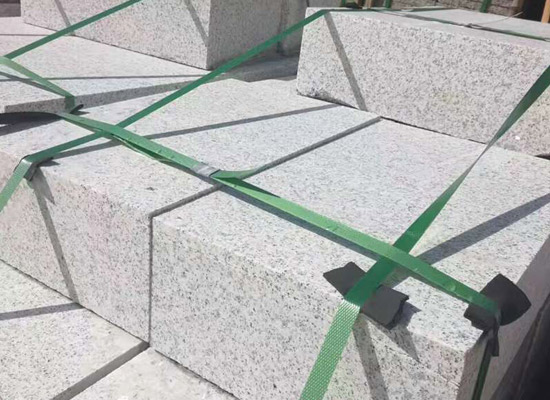 路沿石石材是為了防止各種石頭的污染和損傷，促進建筑現(xiàn)場各種成品的污染，路沿石裝飾及規(guī)劃作用的石材。路沿石石塊的修整達到了一定的標準，石塊的位置在安裝前必須清除。